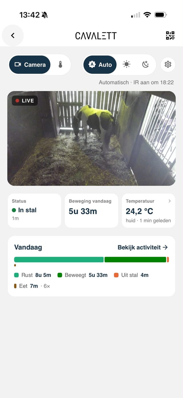 Cavalett-app met livebeeld uit de box en daaronder de tegels Status: in stal, Beweging vandaag: 5 uur 33 minuten en Temperatuur: 24,2 °C huid, 1 minuut geleden
