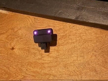 Close-up van de Equisense Stable-camera aan een houten stalwand